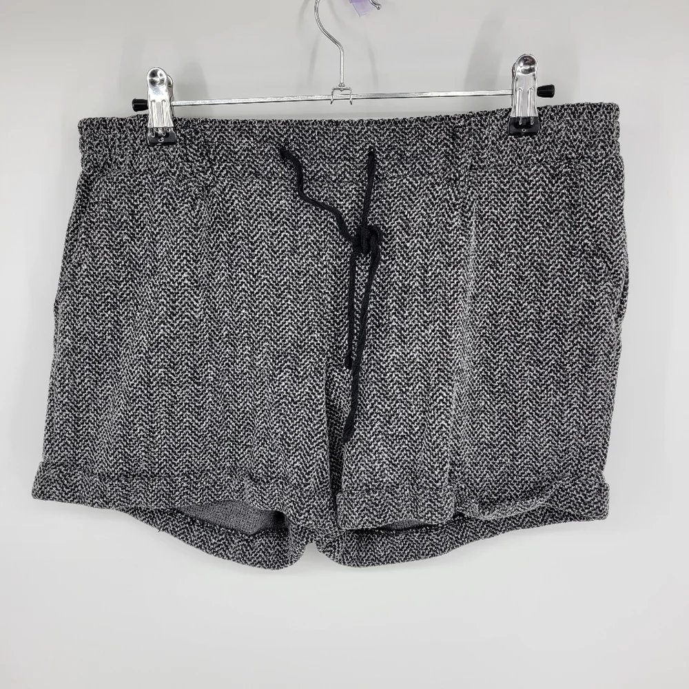 Old Navy Gray and White Pattern Drawstring Shorts Belt Loops and Front Pockets M